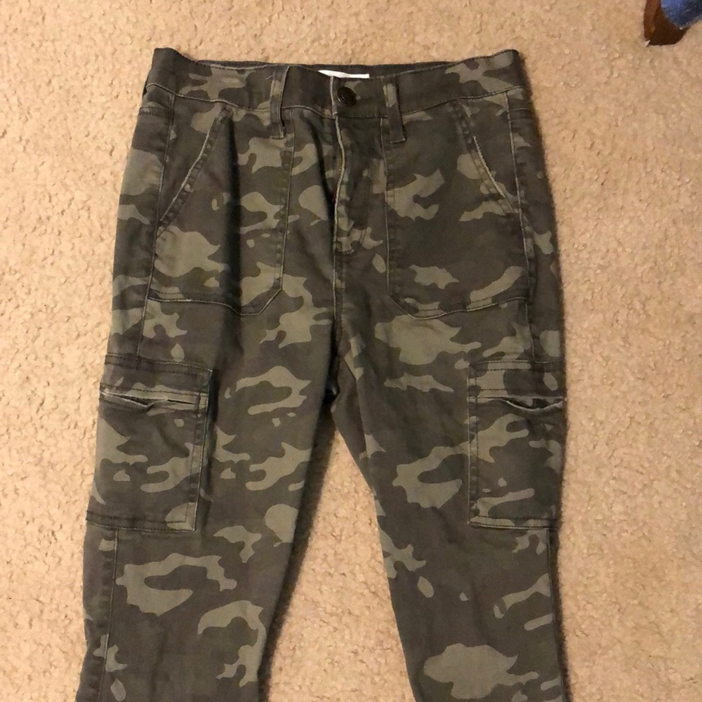 Super cute army green camo pants !!!